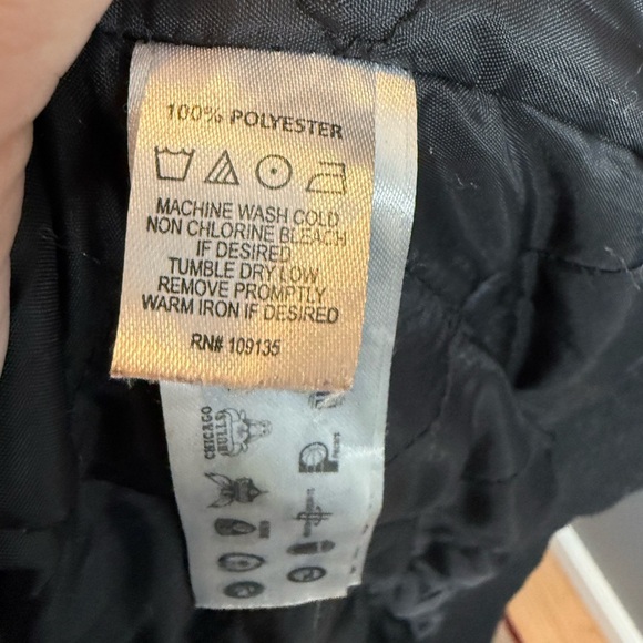 Chicago Bulls Ultra Game VTG NBA Jacket Black Red Satin Quilted Lining SZ Medium - Picture 6 of 6